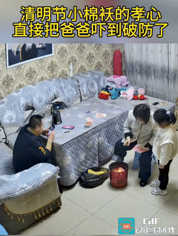 “哦，原来你还活着，拿着拿着。别客气！”笑完后，你说！这视频中有几个二杆子？