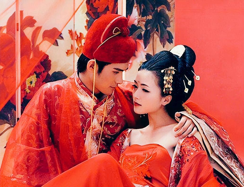 古时，一寡妇嫁给了年轻小伙，洞房花烛夜，小伙哈哈大笑！红烛摇曳的新房里，小芸