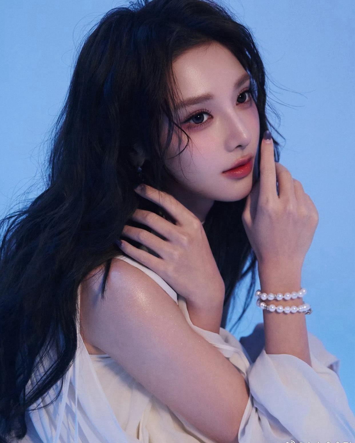 1.金晨虽然最近加大了营销，但目前还是没有新工作找，综艺也没有恢复2.彭小苒穿