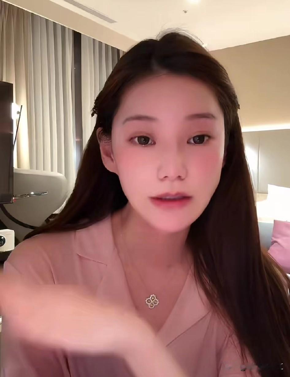 马筱梅:我觉得我以后会是个虎妈！刚刚，马筱梅直播时，有人说:“你再生个妹妹吧