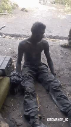2名俄士兵被乌军围困，在坦克残骸下坚守60天，获救时瘦成皮包骨，满脸黢黑，这不禁