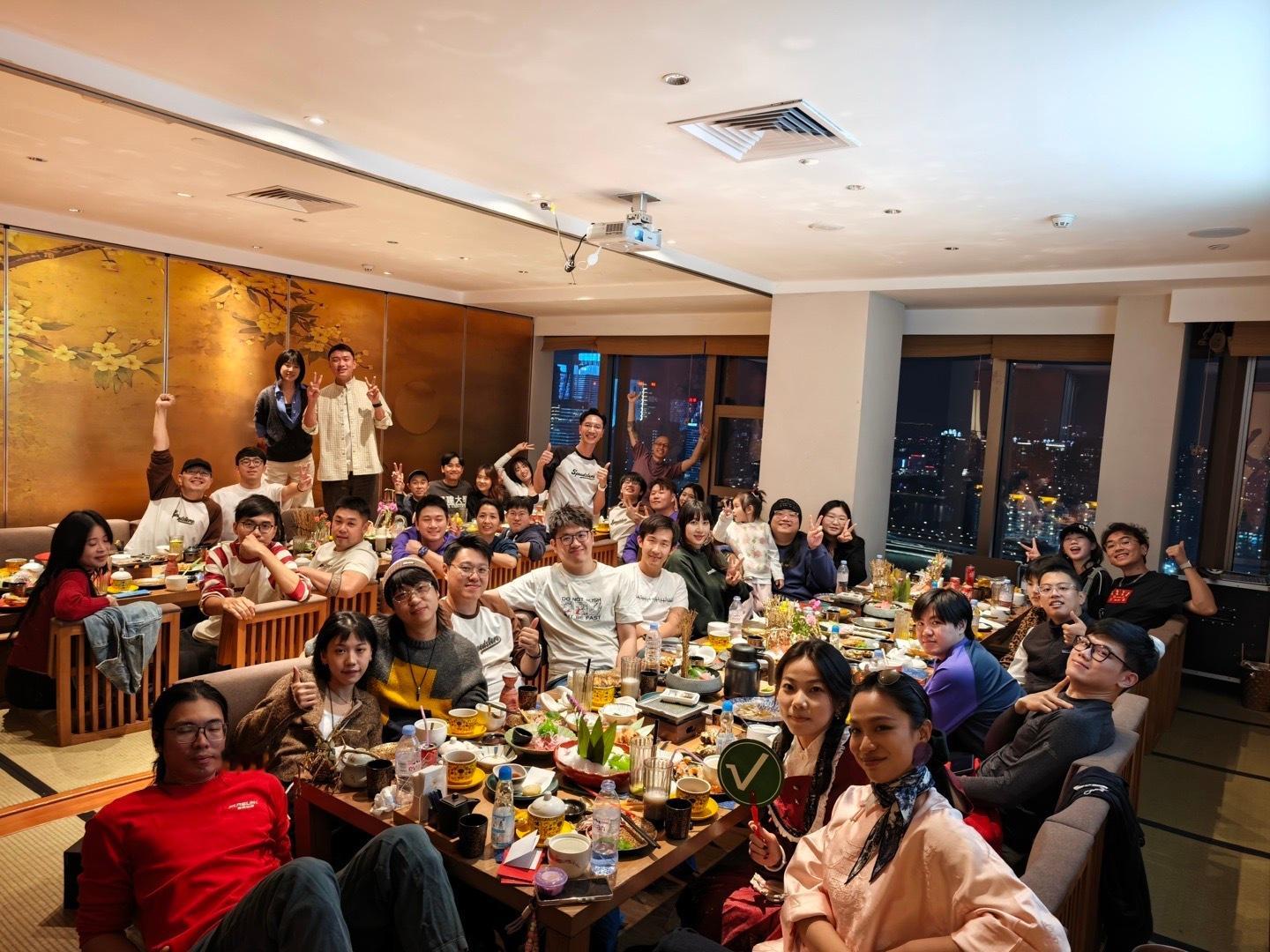 又是一年年会！感谢赞助了我们两个大奖，虽然王总爱不释手但最后并不是他抽到的