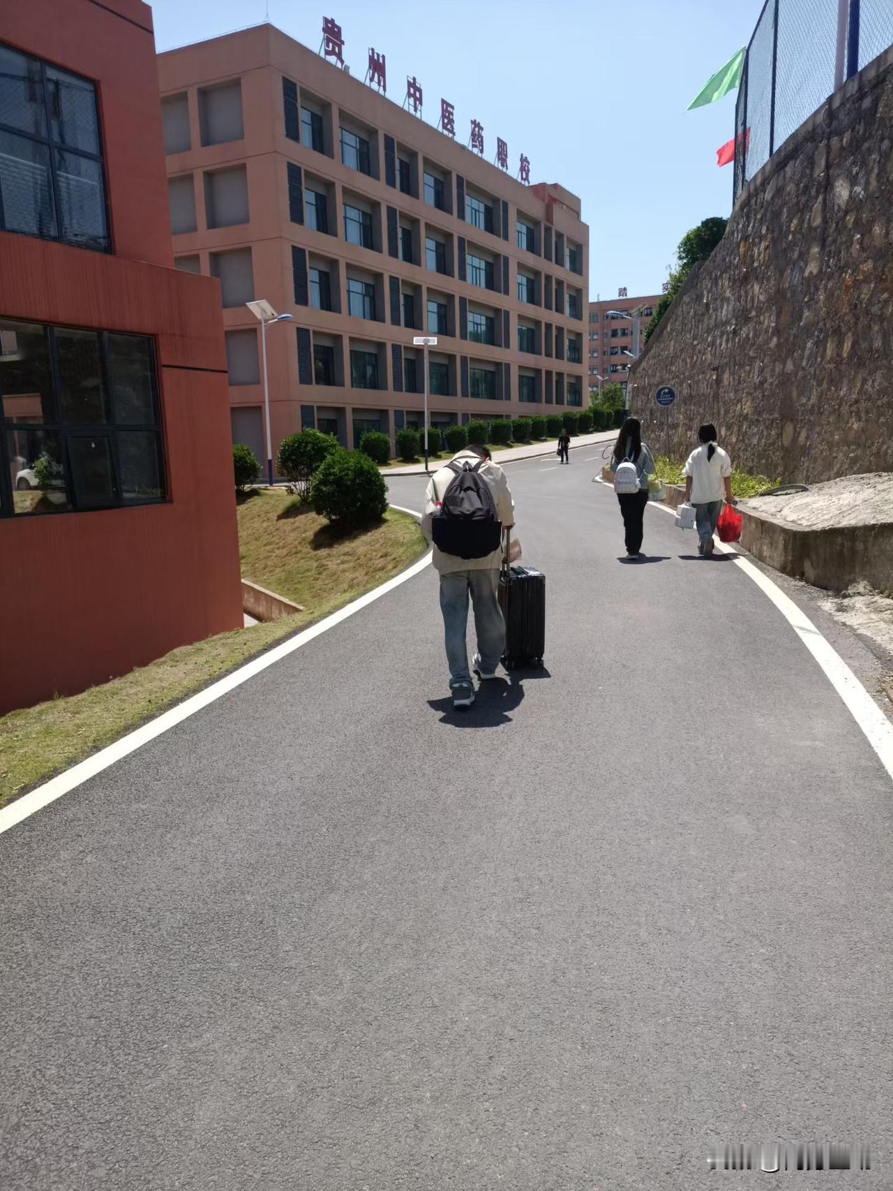 五一假期一过，校园又热闹起来啦！同学们拖着行李箱陆续返校，宿舍楼的灯一盏盏亮起，
