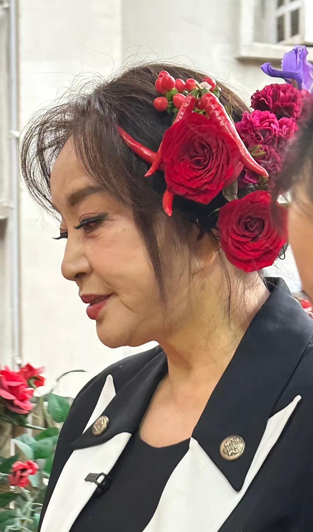 刘晓庆，但凡有个孩子，大概也不会变成现在这样吧。感觉身边没一个人对她说真话的。也