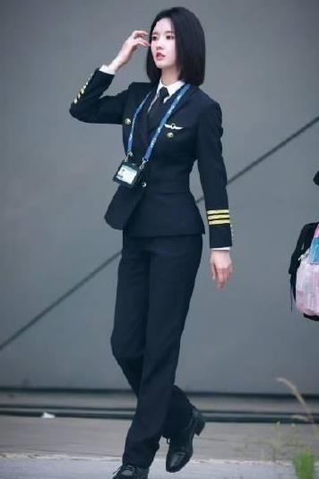 #刘些宁新剧杀青不基础#救命！刘些宁新剧从空乘到女飞，诠释得太到位了，杀青了能