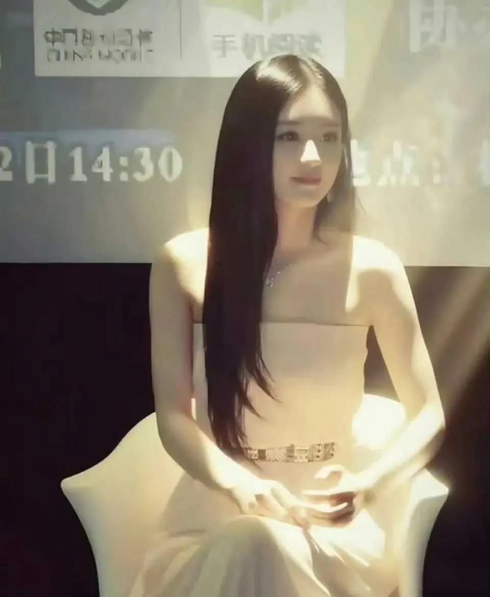 赵丽颖早期这张图又出圈了，妥妥的在逃东方公主…
