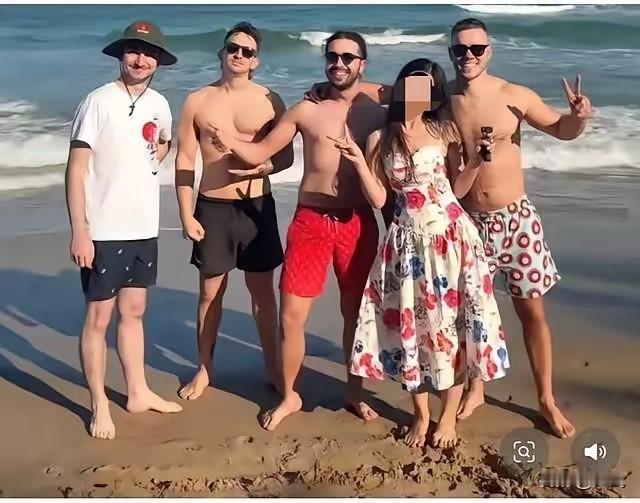 近日，越南海边一名中国女孩与几名外国游客的合影，本是旅行的美好回忆，却因照片被发