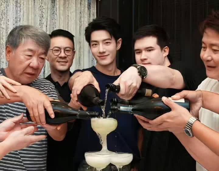 藏海传剧组庆功宴一大早的就被肖战惊艳到了并非因为他的青春帅气