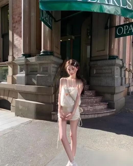 王思聪女友疯了？连发15张图一张露背照直接把小小只的昵称给坐实了。很多人还在扒