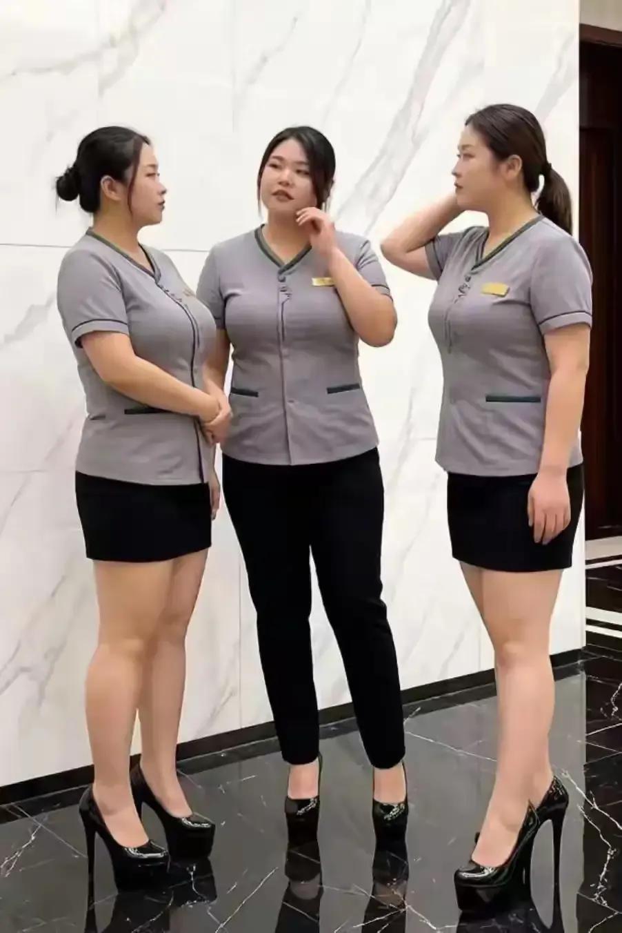 这是高级写字楼里的保洁，虽然干的活也是扫地擦桌子打扫卫生间的活，但是看看人家这种