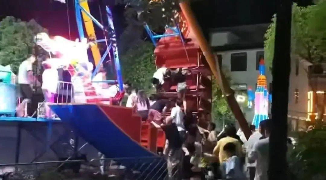海盗船拦腰折断游客哭声一片海盗船”拦腰折断，现场一片哭叫，当地政府工作人员：有人