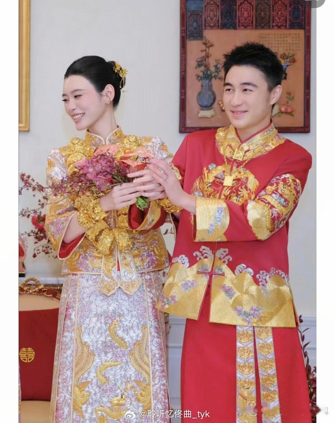 奚梦瑶笑得合不拢嘴脖子上戴着22个大金镯子，身穿不菲的婚礼服，换谁都高兴得合不拢嘴​
