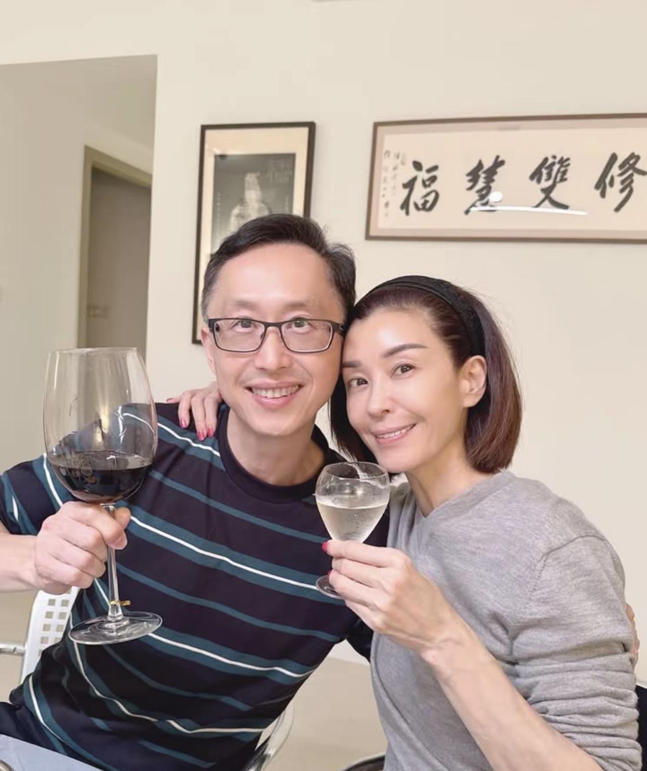 56岁伍咏薇给二哥庆生，俩人喝酒吃面感情甚好，兄妹俩长得真像！这世上的手足之情