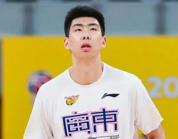 7年前杜锋的金句名言，正中现在的他眉心。“尤纳斯教练不说你，但是你一赛季总共出场