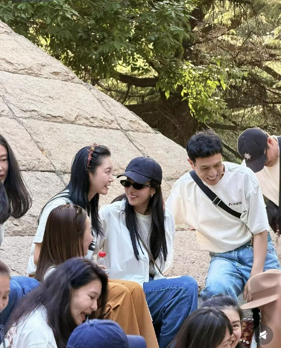 6月1日，刘亦菲现身北电，这笑容也有点吓人了，可能是用力过猛了吧，以至于笑得脸都