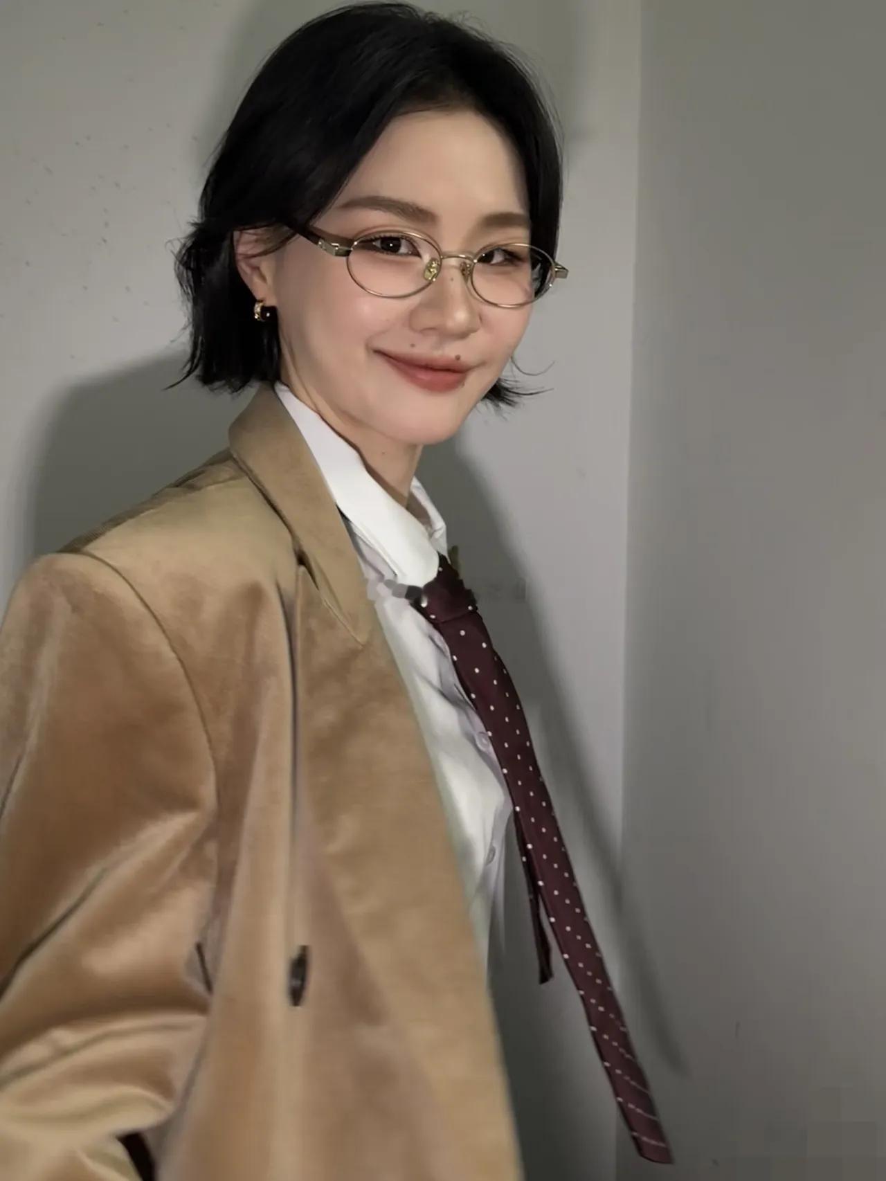 真的看傻眼了！金靖结婚后，难道真没什么可在乎的了？看她新剪的短发造型，只能说这女