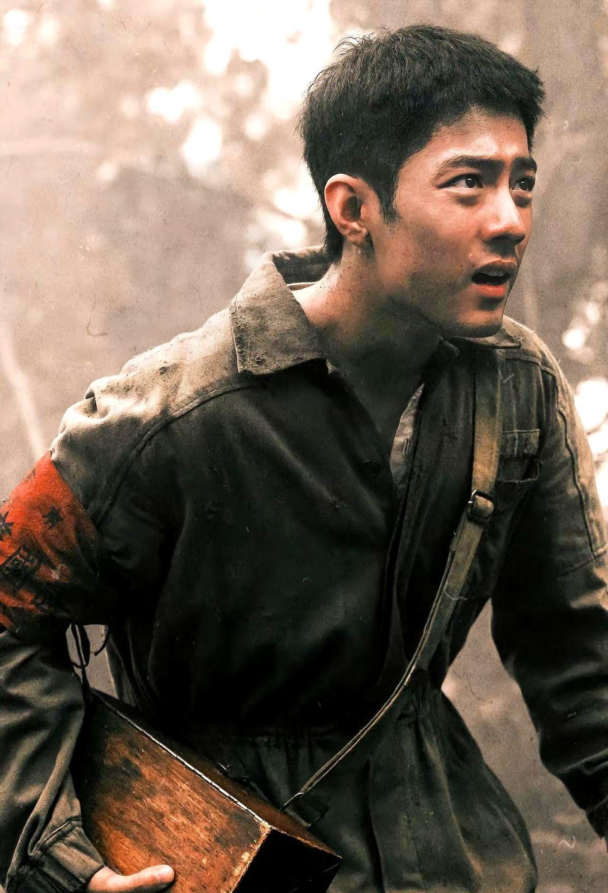 放弃11万字战争史诗，是这部电影能炸开市场的真正原因。原剧本要拍千军万马。钱