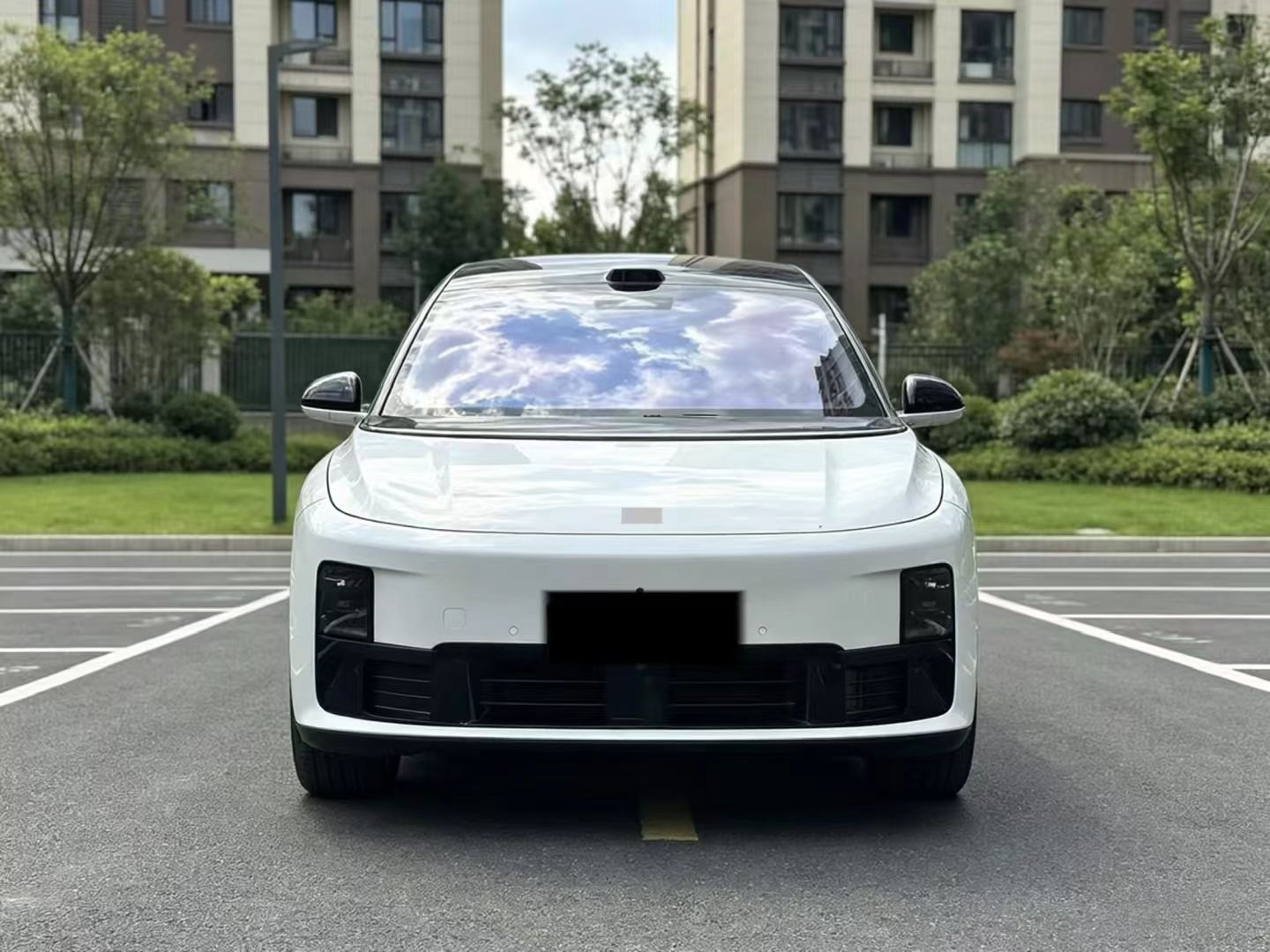理想i8半年卖了八千多台，理想的高傲终于向现实低头了理想i8这车，理想憋了那么久的大招，结果上半年才