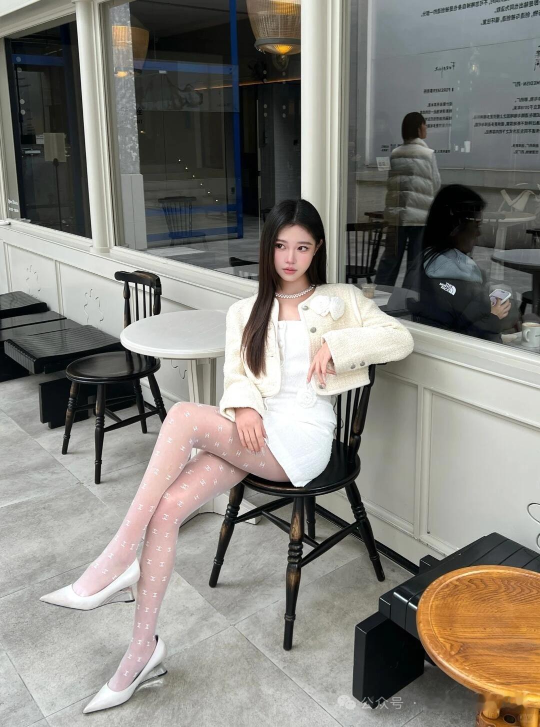 少女摄影|NO.0190期奶白粗花呢套装+印花丝袜把“千金感”穿在身