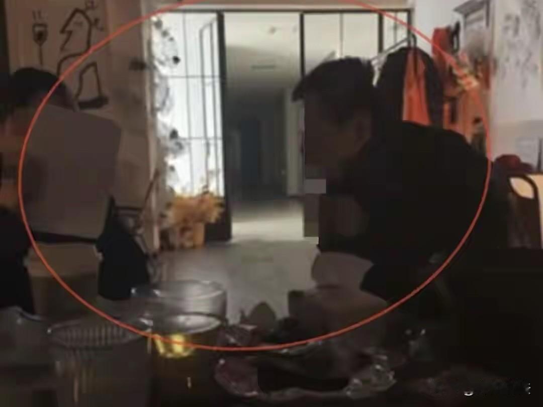 河南洛阳，男人大半夜去酒馆喝酒，和女店员聊天聊的火热，中间为了缓缓酒劲，就出去买