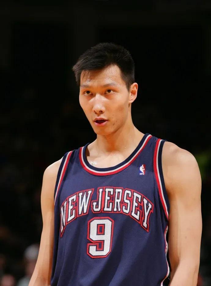 单论社交能力，易建联应该是各个能去NBA的球员里最差的了，以致严重影响他的风评