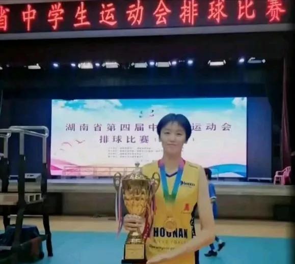 天津女排19岁小将李荣钰落选U21国家队14人参赛名单，是中国女排集训球员单琳倩
