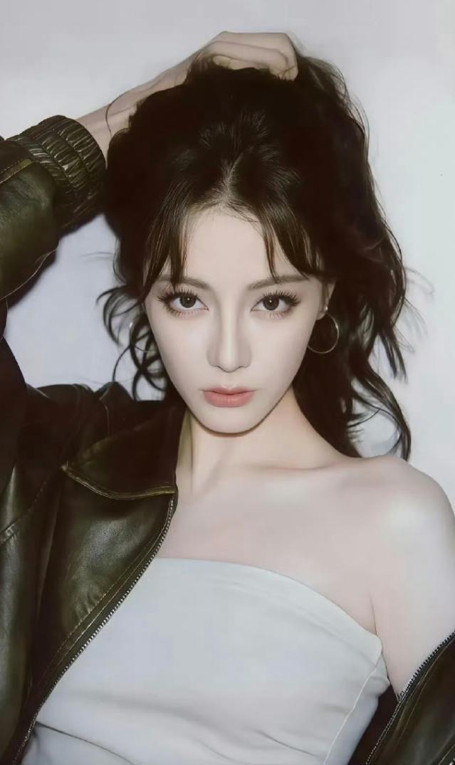 网传迪丽热巴的新经纪人郝阿三！郝阿三是张小斐以前的经纪人，3月18日，这个经纪