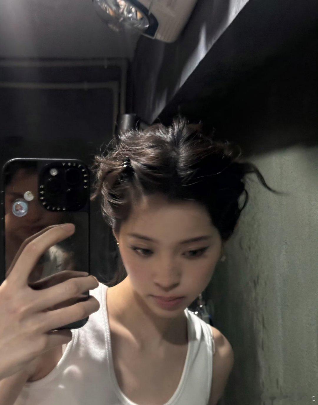 欧阳娜娜镜头里的贺峻霖欧阳娜娜和贺峻霖是在一起了吗？这算不算老牛吃嫩草