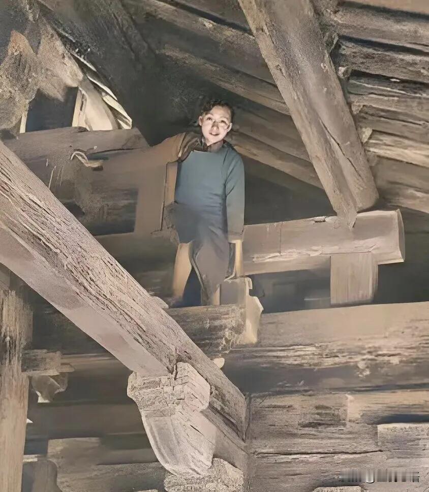 “我很好奇，您母亲林徽因穿着旗袍和高跟鞋，是怎么爬上屋顶的？”梁从诫很惊讶，没