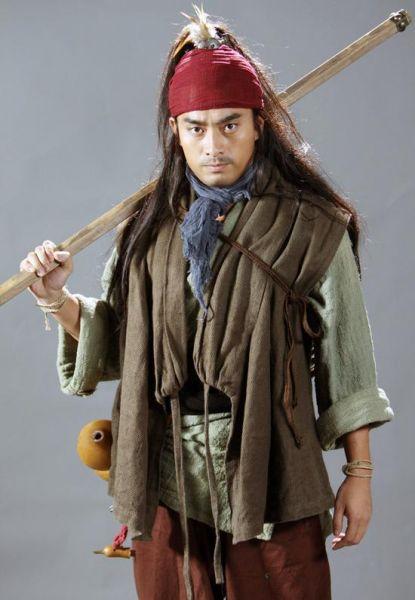 这个版本的武松，比那个说话带着（猫鼻子音），好像感冒没好全的；叫什么陈龙的（加勒
