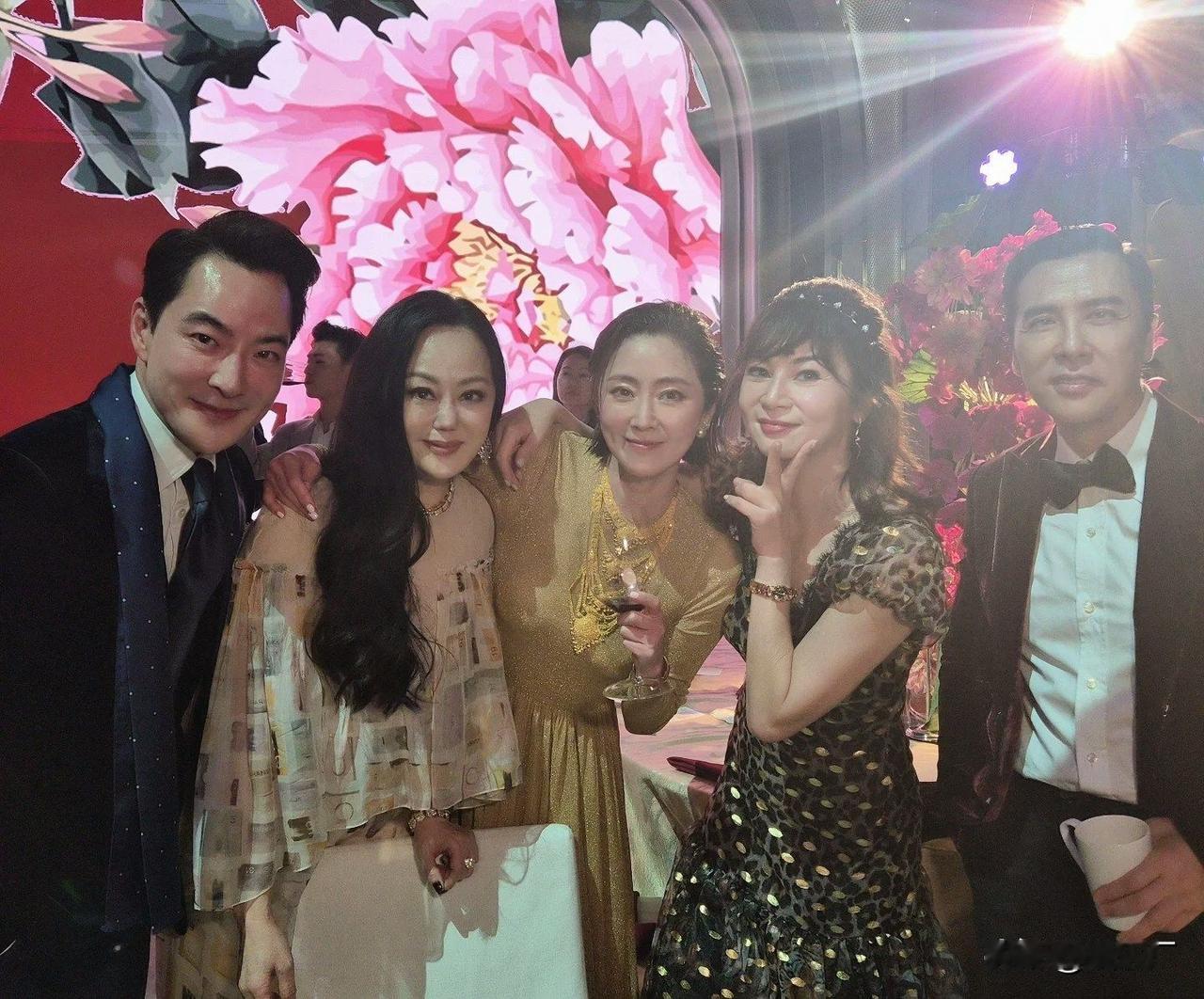 62岁的章小蕙在香港奢华派对上惊艳亮相！跟甄子丹夫妇、名媛张玉珊等同框，气质居然