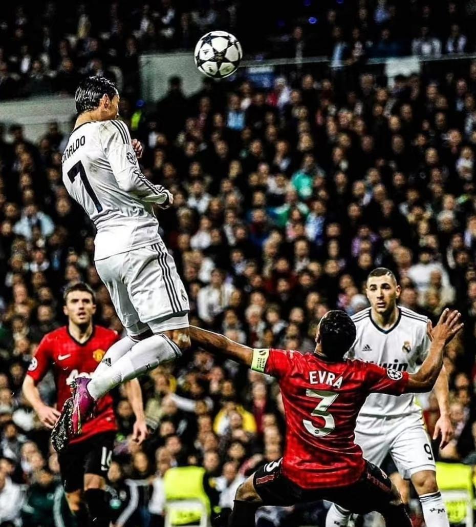 记者：C罗和梅西，谁是历史最佳？埃弗拉：每个人都有自己的偏爱，我选择C罗，但这