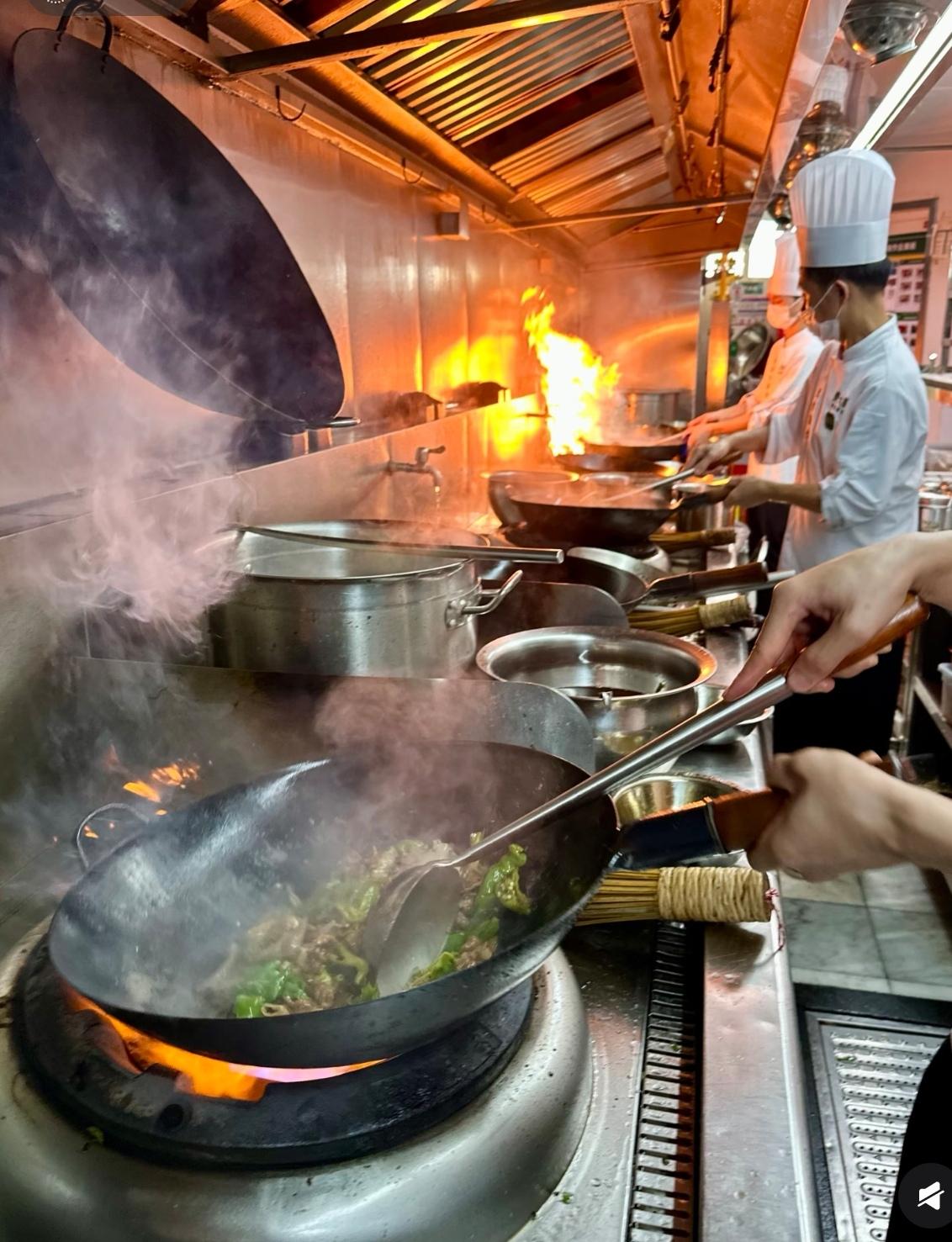 “这格局，我服了！”后厨里，一女员工正打包剩菜，刚好被老板撞见。女生赶紧解释