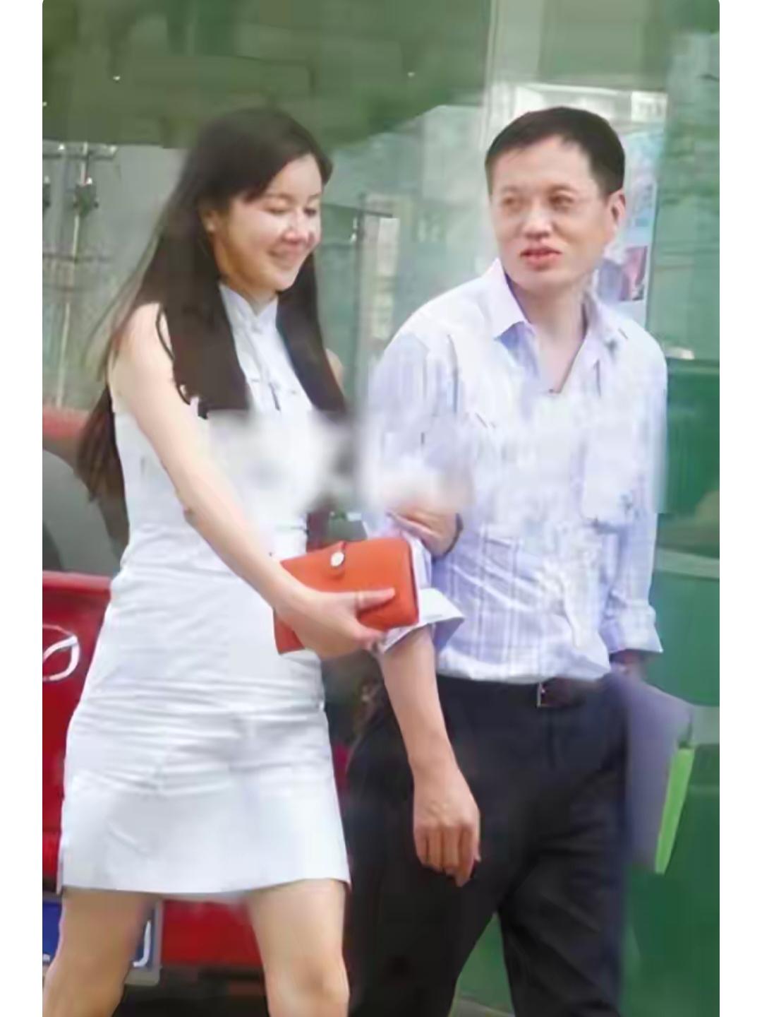 孙菲菲豪门梦碎，离婚4次才成功近日孙菲菲的离婚案在网上掀起了一波热评，打破了大