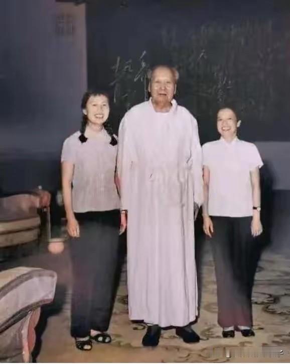 1975年夏，在中南海游泳池住所里，毛主席和两位身边的工作人员的一张珍贵合影！