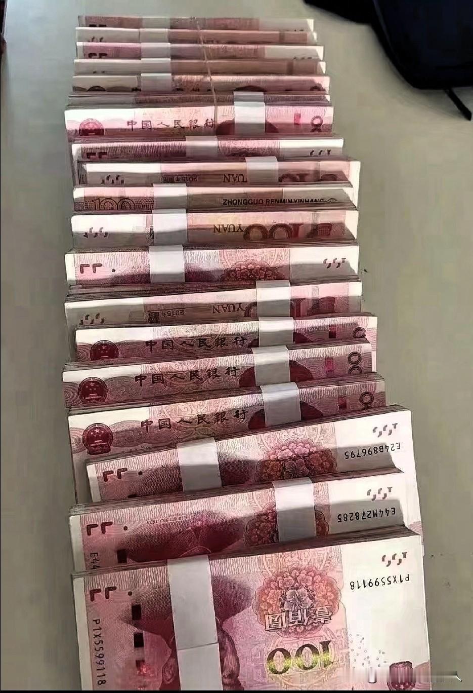 结婚时老公偷偷给我塞10万彩礼，让我别声张，说婆婆还会再给。没过几天婆婆真拿