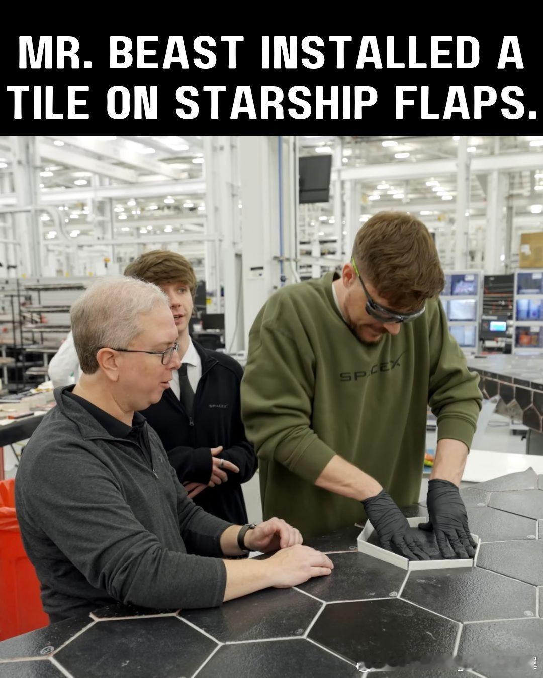 野兽先生在参观星基地时为星舰的箭翼贴上了一块隔热瓦。航空创作计划星舰表面覆盖着