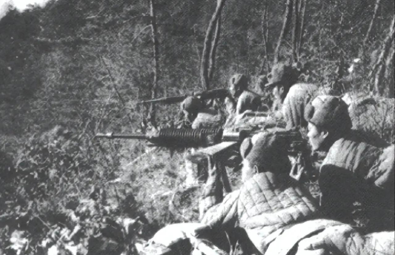 这张黑白照片记录了抗美援朝战争中，中国人民志愿军使用日式九二式重机枪作战的历史瞬