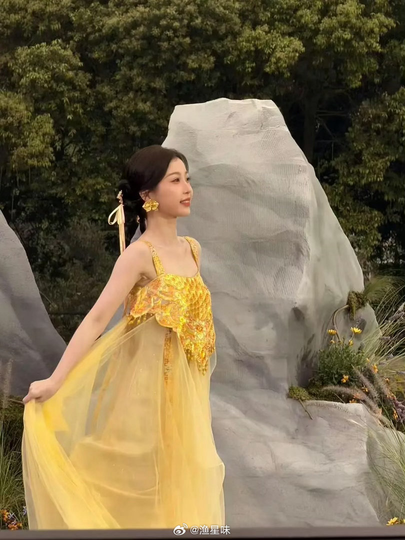 阳光明媚下的小金鱼