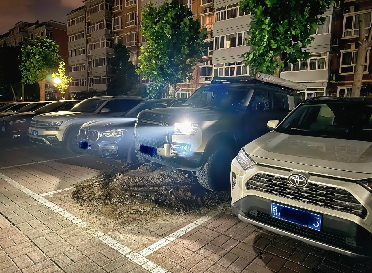 小区施工方违规将土堆在车位上卫士：别动，正合我意[笑着哭][笑着哭][笑cr