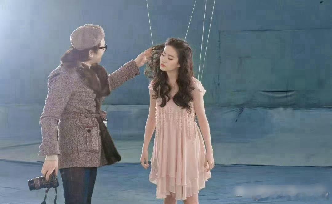 刘亦菲什么惊天芭比，摄影师整理发型这一幕真的很有玩偶娃娃的感觉，精致脆弱