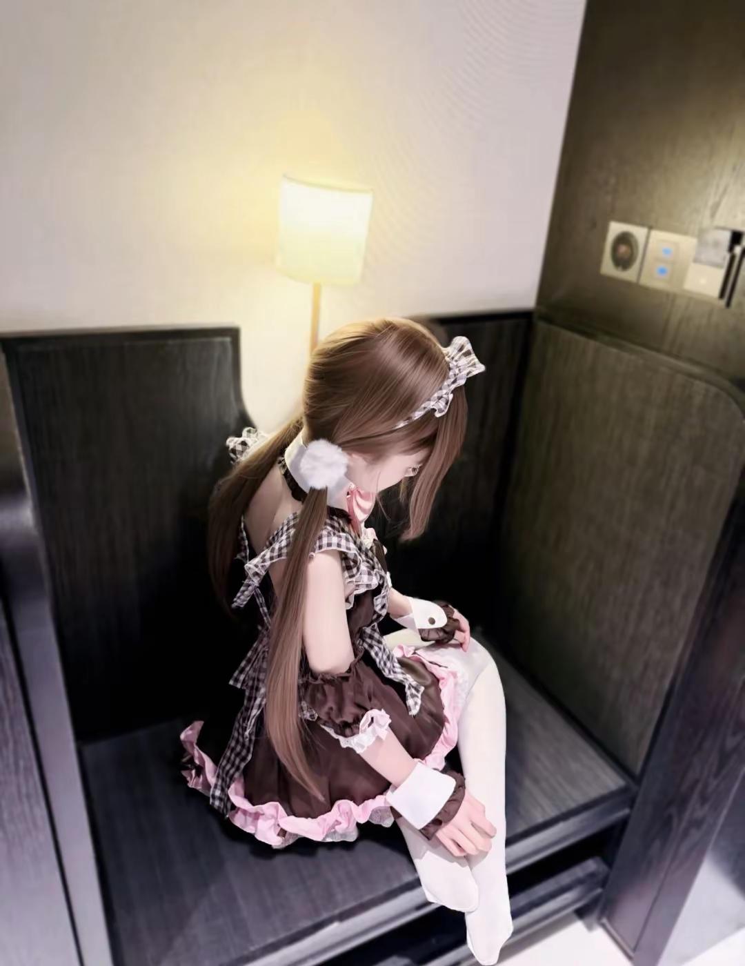 可爱萝莉在复古沙发上，享受温馨时光🌟