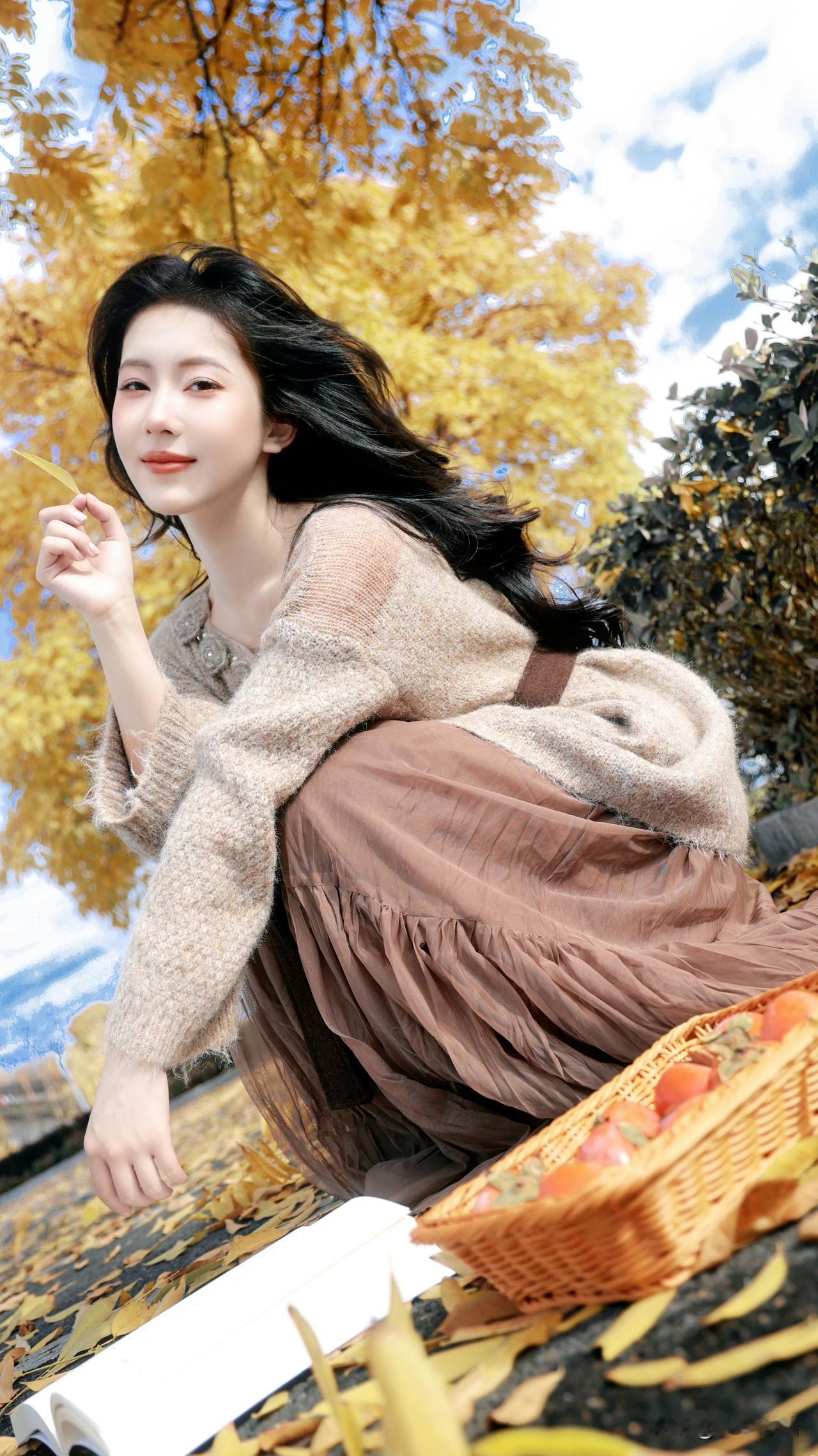 秋日暖阳下，少女轻纱飘逸，如诗如画。