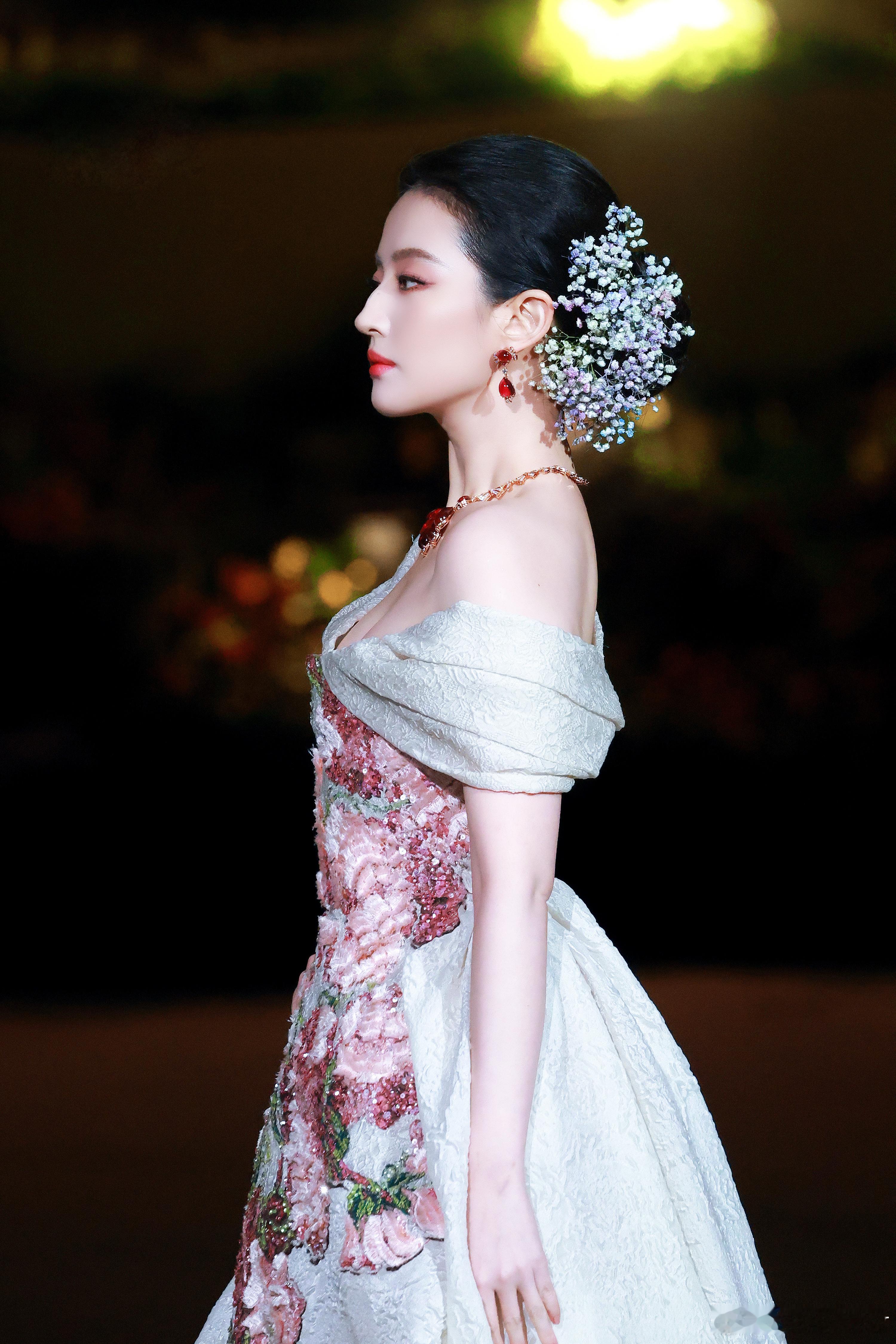 刘亦菲刘亦菲VOGUE盛典活动第三组美图刘亦菲​​​