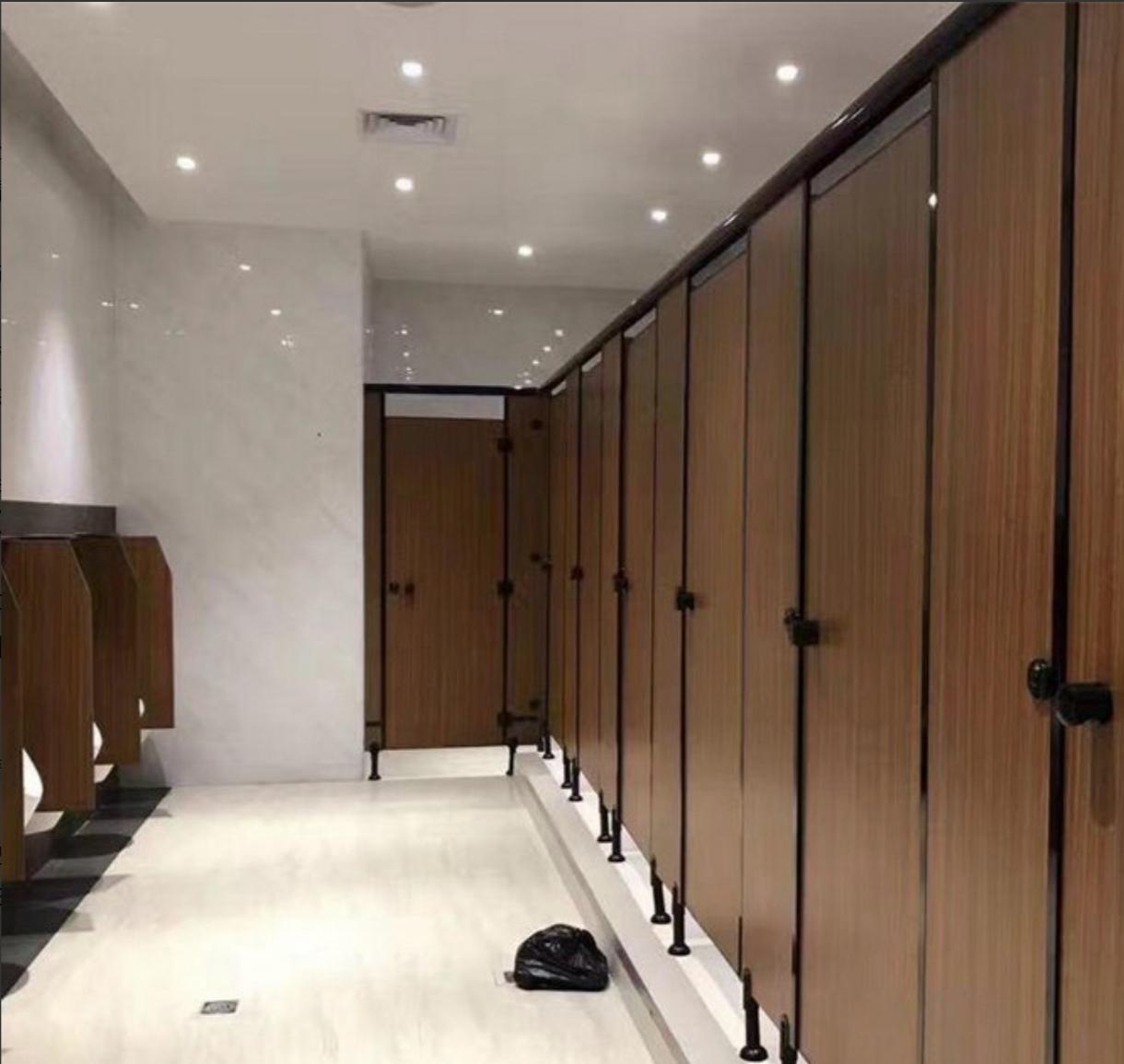 不讲武德？广东东莞，一男子寂寞难耐，和一女子约在公共厕所里做不光彩的交易，完事之