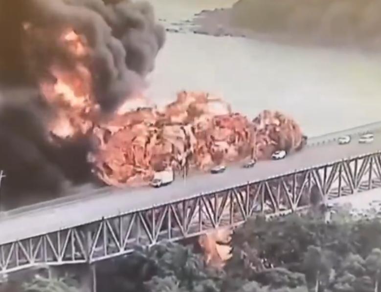 没收中方企业港口后，巴拿马发生大规模油罐车爆炸，这就是一个警告！当地时间4