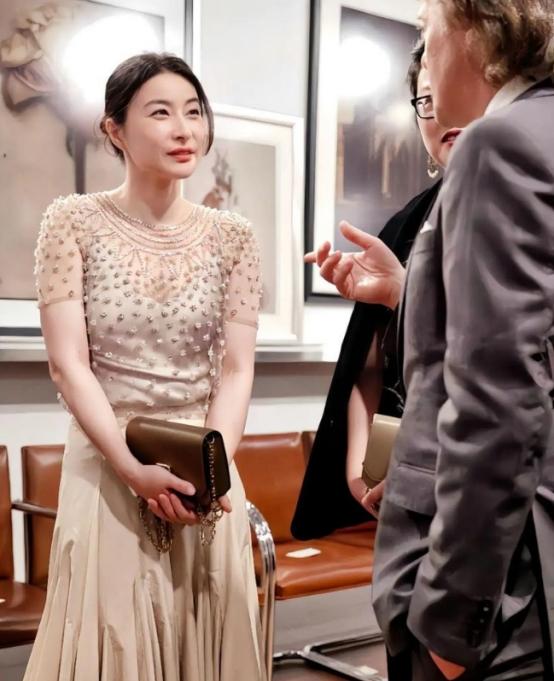 终于知道，为什么香港富豪太太圈那么排挤郭晶晶了。不是因为她并非出身老牌豪门，也不