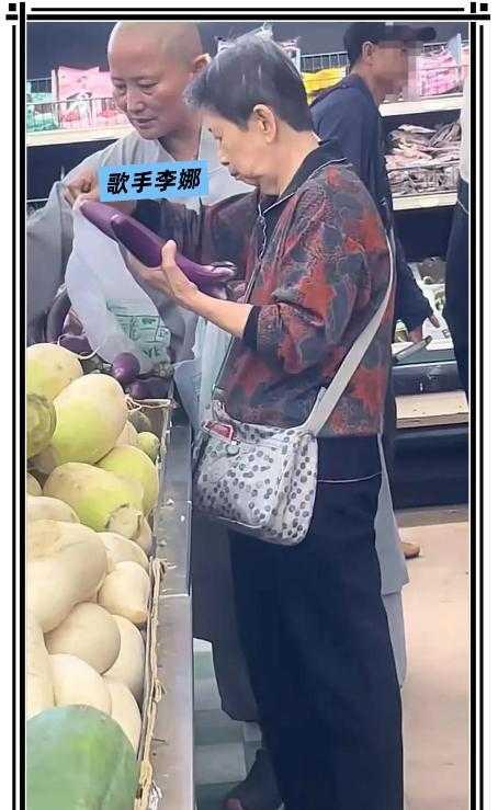 歌手李娜洛杉矶超市现身，陪母亲买菜状态淡然歌手李娜近况曝光，网友在洛杉矶超市偶