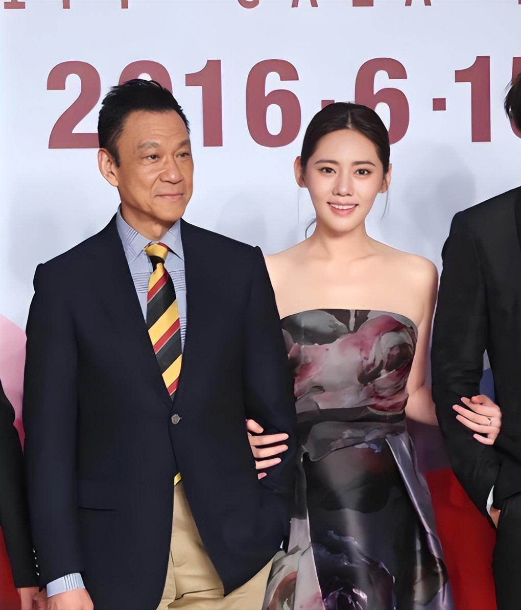 2011年，65岁的王学圻做出了一个震惊圈内外的决定，不顾结婚40年的发妻孙昌宁