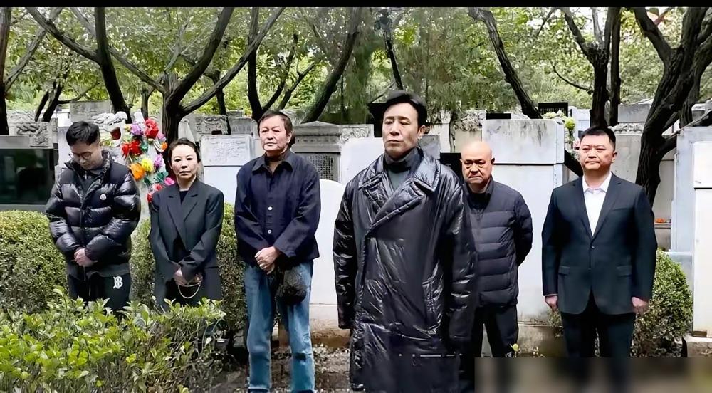 于和伟这波操作确实少见。戏拍完了，别人忙着庆功，他一个人去了福州文林山。站在